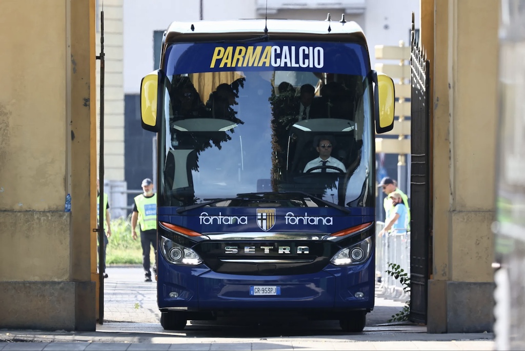 Il nuovo pullman targato Parma Calcio dellAgenzia Viaggi Fontana varca le porte dello stadio Ennio Tardini