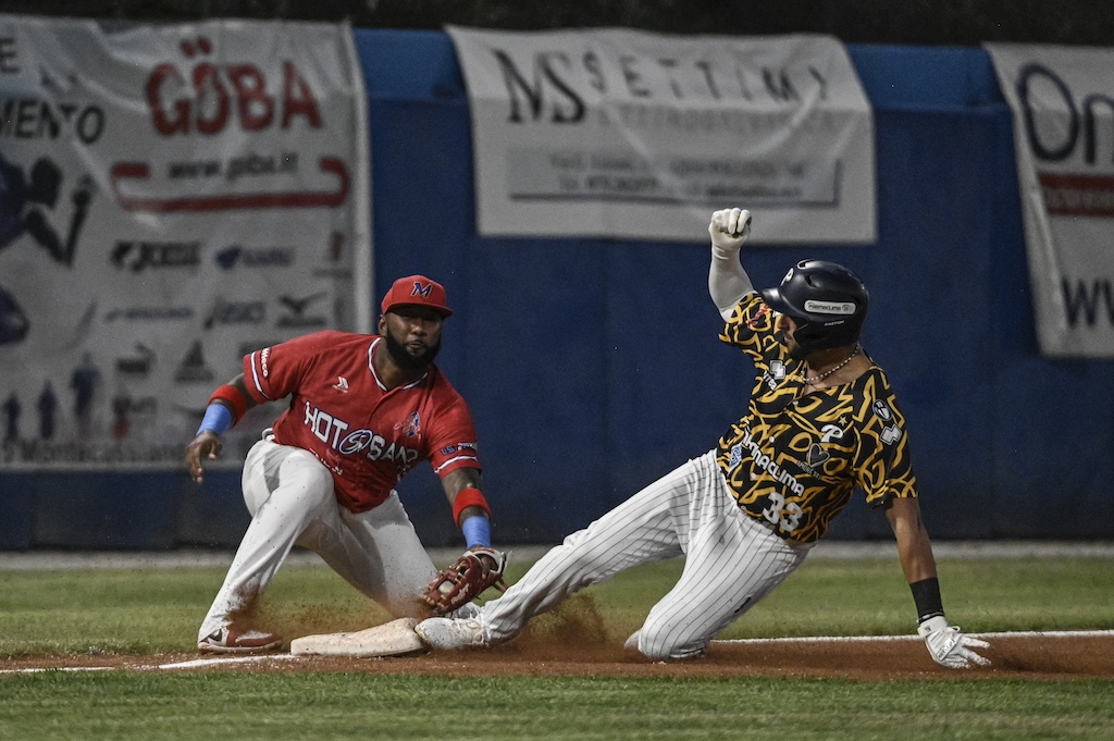 Leonora difende la terza base scivola Liddi durante Parma Clima HotSand Macerata gara3 semifinale scudetto Serie A baseball 2024 foto EzR