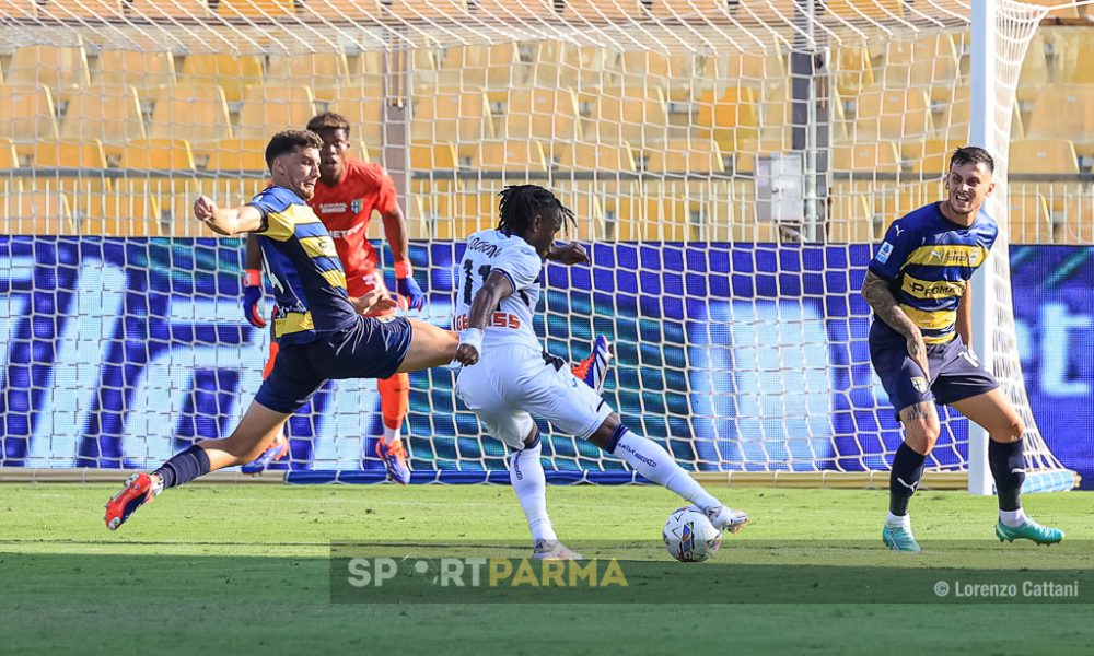 Parma Atalanta 4 1 amichevole 04.08.2024 Ademola Lookman affronta Emanuele Valeri e Botond Balogh