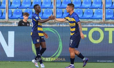 Parma Atalanta 4 1 amichevole 04.08.2024 Drissa Camara si complimenta con Anthony Partipilo per il gol