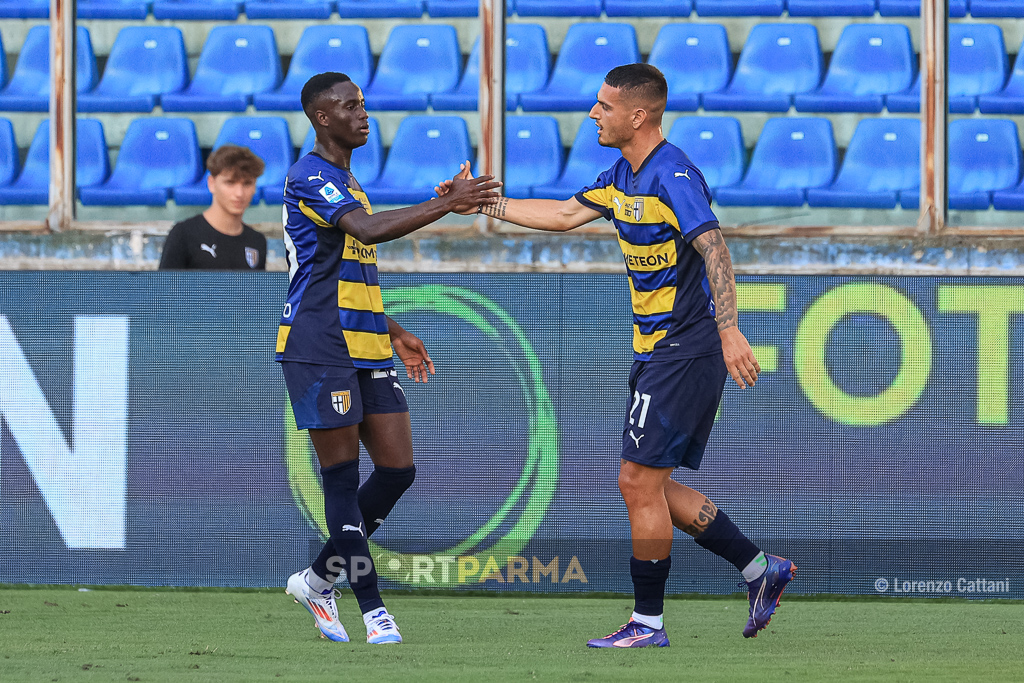 Parma Atalanta 4 1 amichevole 04.08.2024 Drissa Camara si complimenta con Anthony Partipilo per il gol