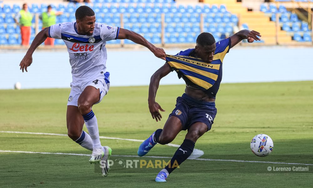 Parma Atalanta 4 1 amichevole 04.08.2024 Isak Hien trattiene per la maglia Ange Yoan Bonny