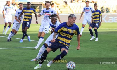 Parma Atalanta 4 1 amichevole 04.08.2024 Valenti Mihaila osservato da Ademola Lookman