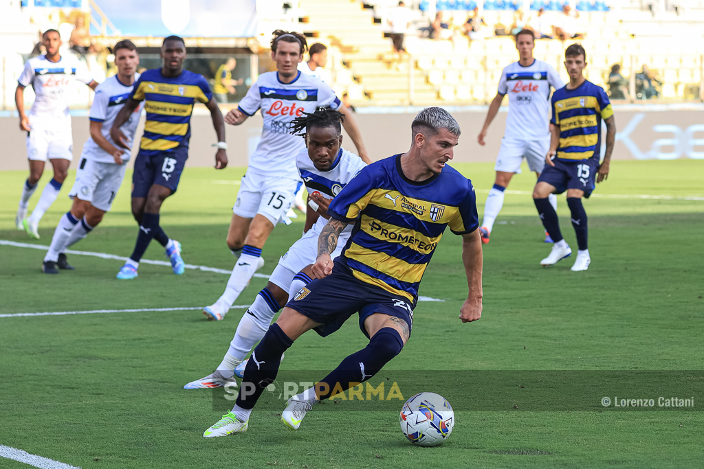 Parma Atalanta 4 1 amichevole 04.08.2024 Valenti Mihaila osservato da Ademola Lookman