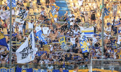 Parma Atalanta 4 1 amichevole 04.08.2024 sciarpe e bandiere gialloblu in Curva Nord