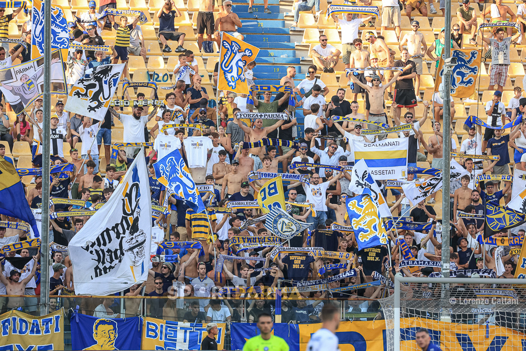 Parma Atalanta 4 1 amichevole 04.08.2024 sciarpe e bandiere gialloblu in Curva Nord