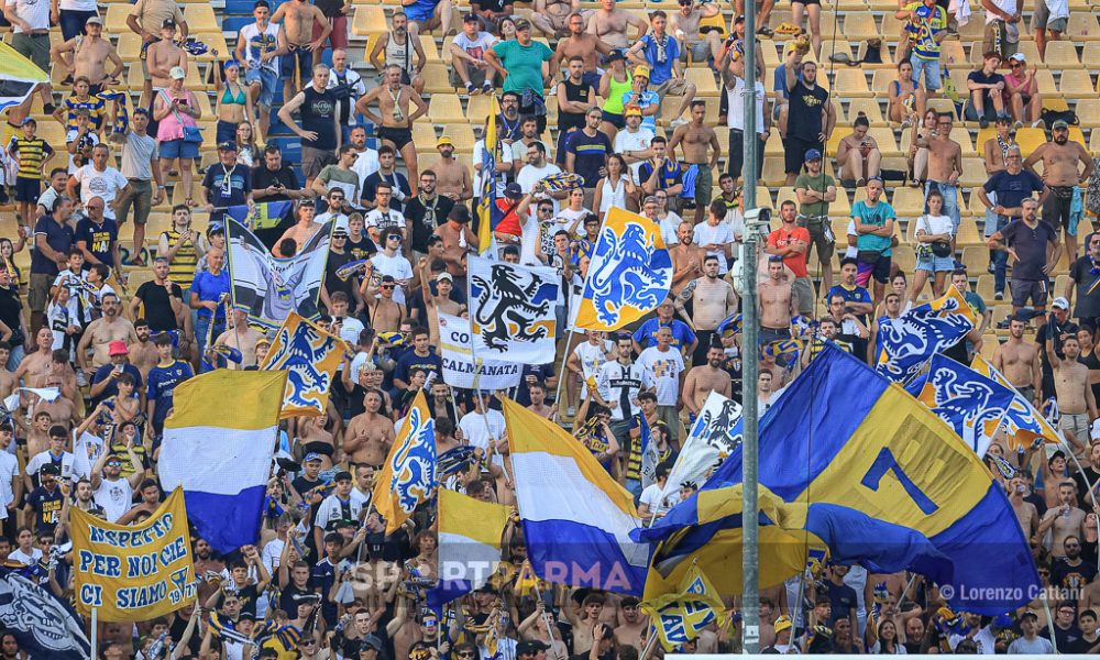 Parma Palermo 0 1 trentaduesimi di Coppa Italia 2024 2025 bandiere in Curva Nord