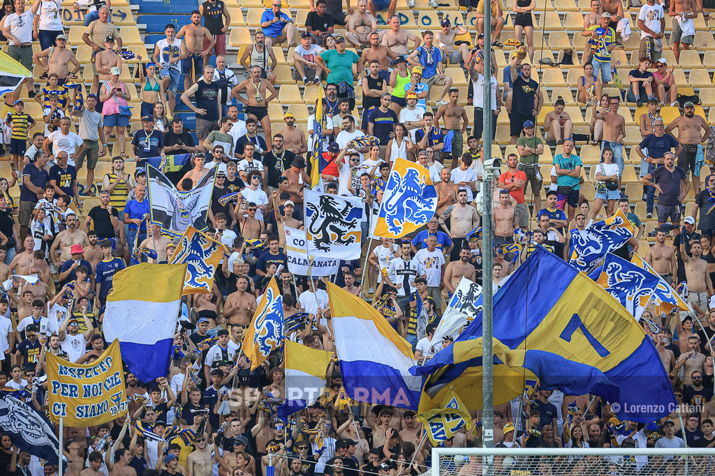 Parma, superata quota 5.000 abbonati 1 Parma Palermo 0 1 trentaduesimi di Coppa Italia 2024 2025 bandiere in Curva Nord