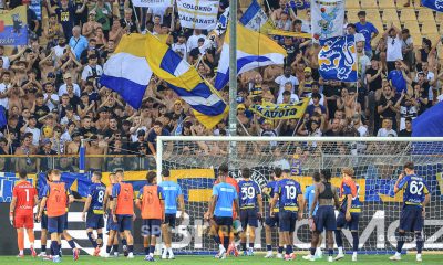 Parma Palermo 0 1 trentaduesimi di Coppa Italia 2024 2025 i giocatori gialloblu sotto la Curva Nord a fine gara