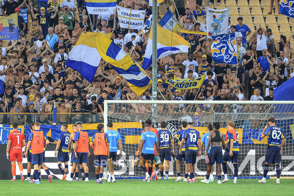 Parma Palermo 0 1 trentaduesimi di Coppa Italia 2024 2025 i giocatori gialloblu sotto la Curva Nord a fine gara