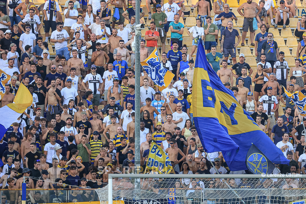 Parma Palermo 0 1 trentaduesimi di Coppa Italia 2024 2025 tifosi gialloblu in Curva Nord