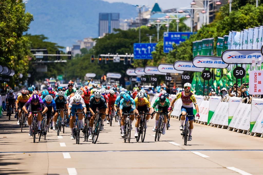 VF Group Bardiani 5° posto per Zanoncello nellapertura del Tour of Hainan