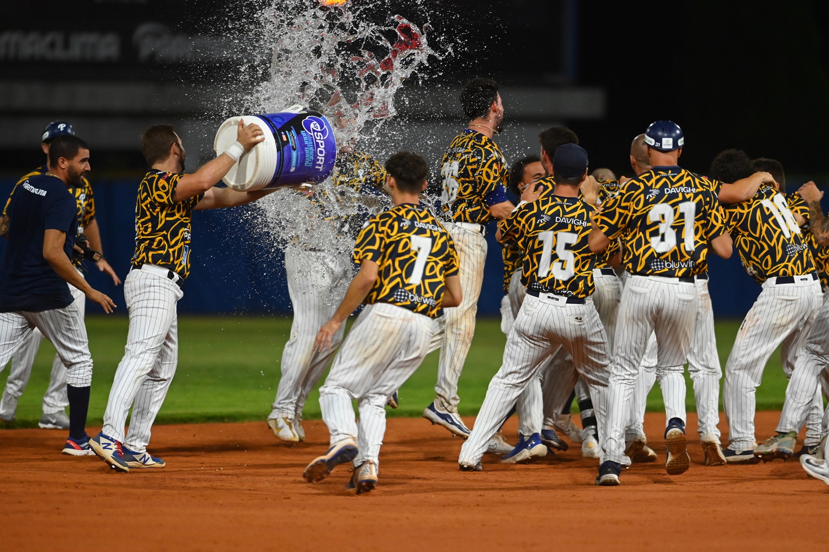 i giocatori del Parmaclima festeggiano Liddi dopo la valida della vittoria foto Corrado Benedetti per Oldmanagency