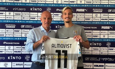 il ds Mauro Pederzoli con lattaccante Pontus Almqvist Parma Calcio in conferenza stampa 22.08.2024