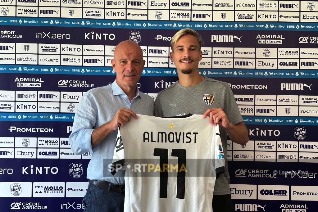 il ds Mauro Pederzoli con lattaccante Pontus Almqvist Parma Calcio in conferenza stampa 22.08.2024