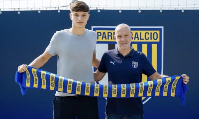 il nuovo acquisto Giovanni Leoni e il ds Mauro Pederzoli con la sciarpa gialloblu del Parma Calcio