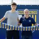 il nuovo acquisto Giovanni Leoni e il ds Mauro Pederzoli con la sciarpa gialloblu del Parma Calcio