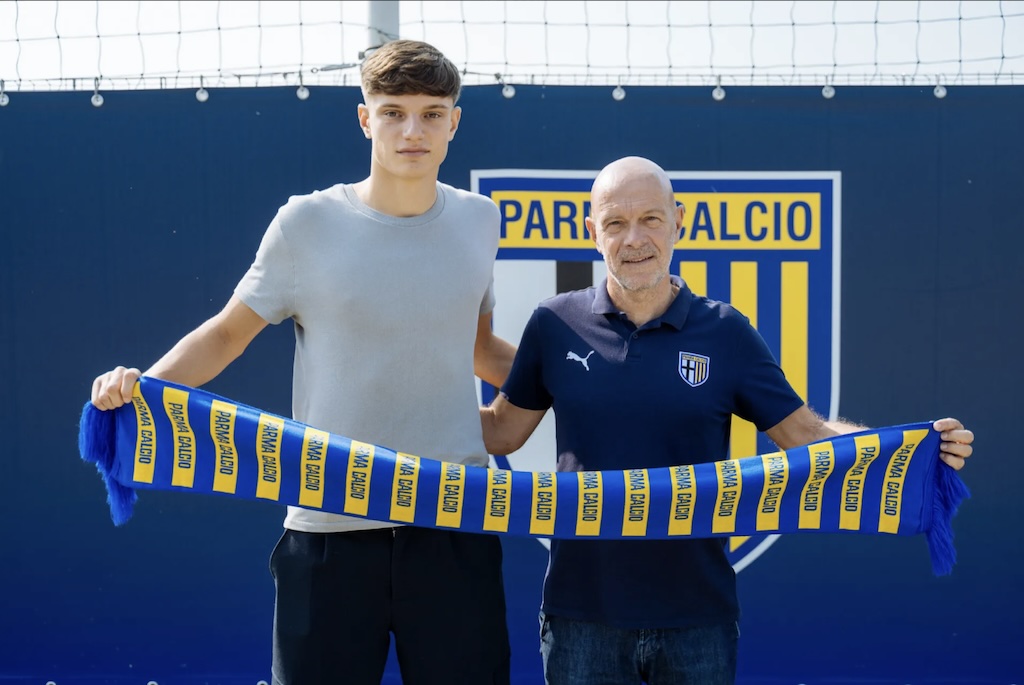 il nuovo acquisto Giovanni Leoni e il ds Mauro Pederzoli con la sciarpa gialloblu del Parma Calcio