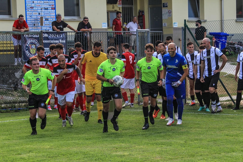 ingresso in campo Futura Fornovo Medesano Fidenza 2 2 1° turno Coppa Italia Promozione Memorial Minetti 2024 2025