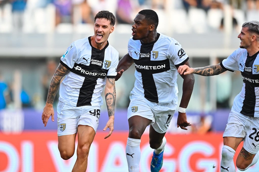 lesultanza di Dennis Man e Ange Yoan Bonni realizzatore e assistman dopo il gol in Parma Fiorentina 1 1 1a giornata Serie A 2024 2025