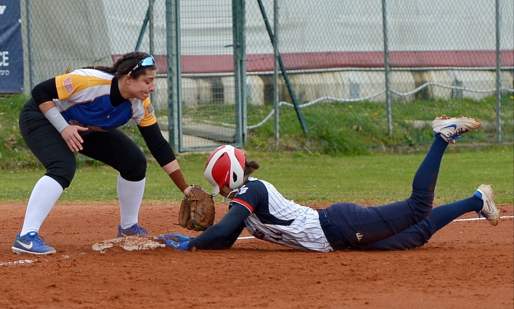 un tuffo in terza durante il match Pianoro Old Parma Serie A1 softball 2023