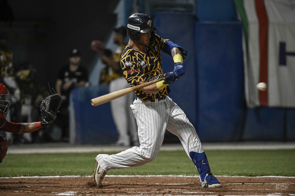 uno degli swing vincenti di Cesare Astorri Parma Clima baseball autore di due fuoricampo ph. credit Ezio Ratti