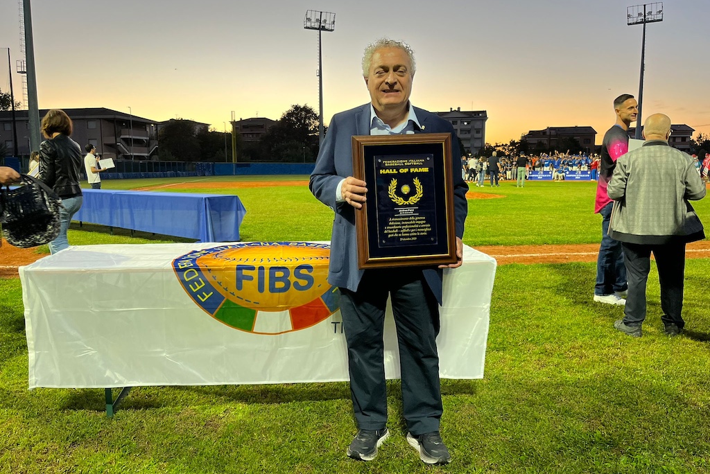 Andrea Paini presidente del Gruppo Oltretorrente con il quadro della hall of fame del baseball italiano