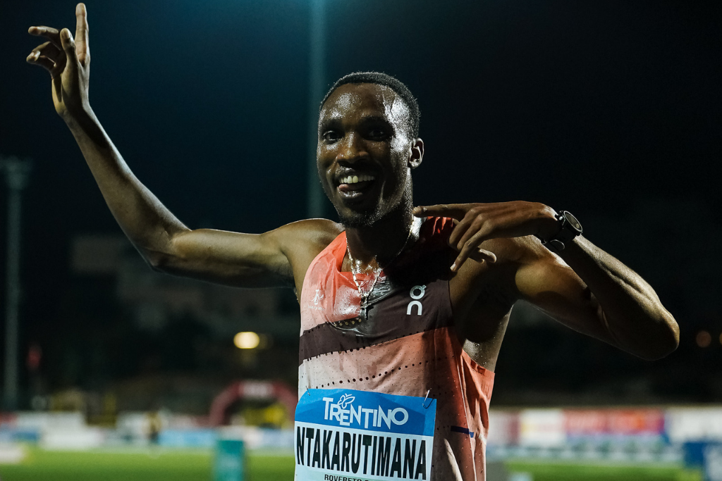 Egide Ntakarutimana Atletica Casone Noceto festeggia la vittoria nei 3.000 metri al Palio della Quercia del meeting internazionale di Rovereto 2024