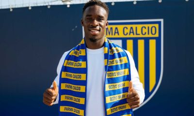 Mandela Keita con la sciarpa gialloblu del Parma Calcio