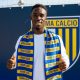 Mandela Keita con la sciarpa gialloblu del Parma Calcio