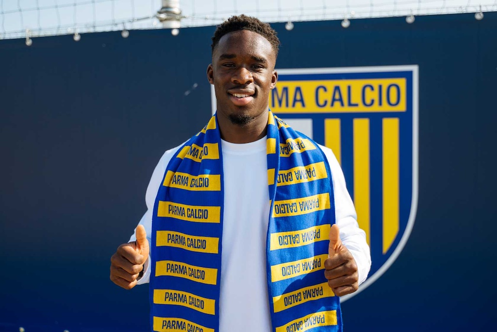 Mandela Keita con la sciarpa gialloblu del Parma Calcio