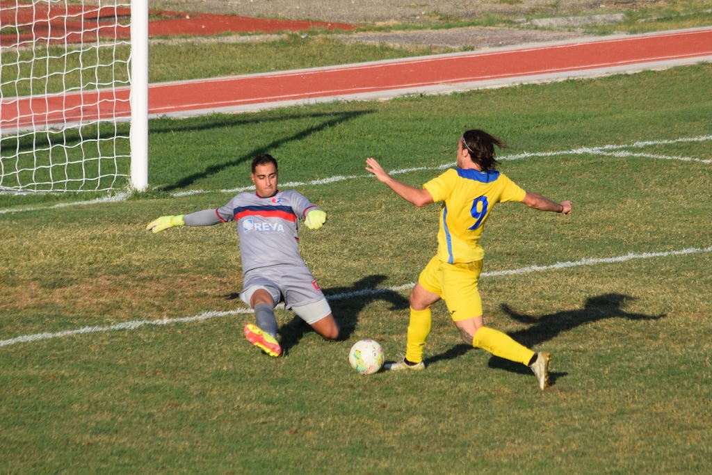 Mattia Fanti salta il portiere avversario in Salsomaggiore Sporting Scandiano 5 1 1a giornata Eccellenza 2024 2025