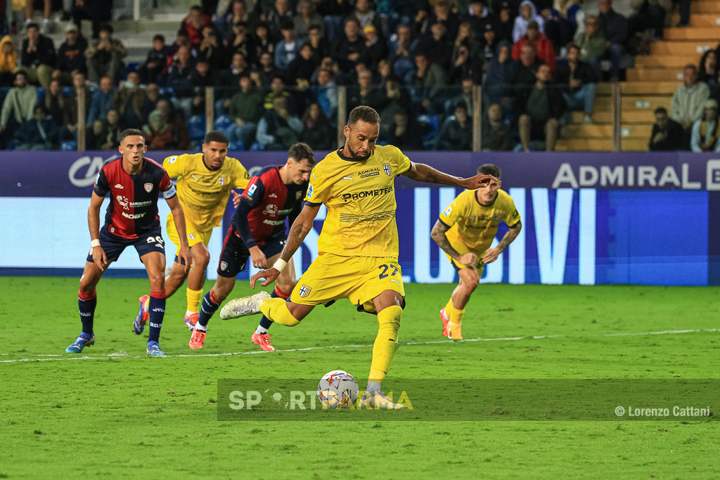 Parma Cagliari 2 3 5a giornata Serie A 2024 2025 il rigore di Hernani