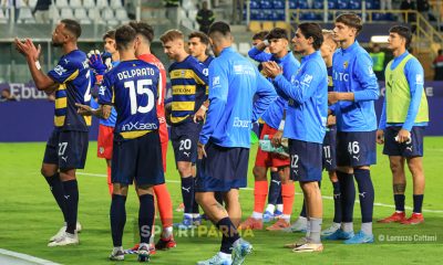 Parma Udinese 2 3 4a giornata Serie A 2024 2025 i giocatori gialloblu sotto la Curva Nord a fine partita