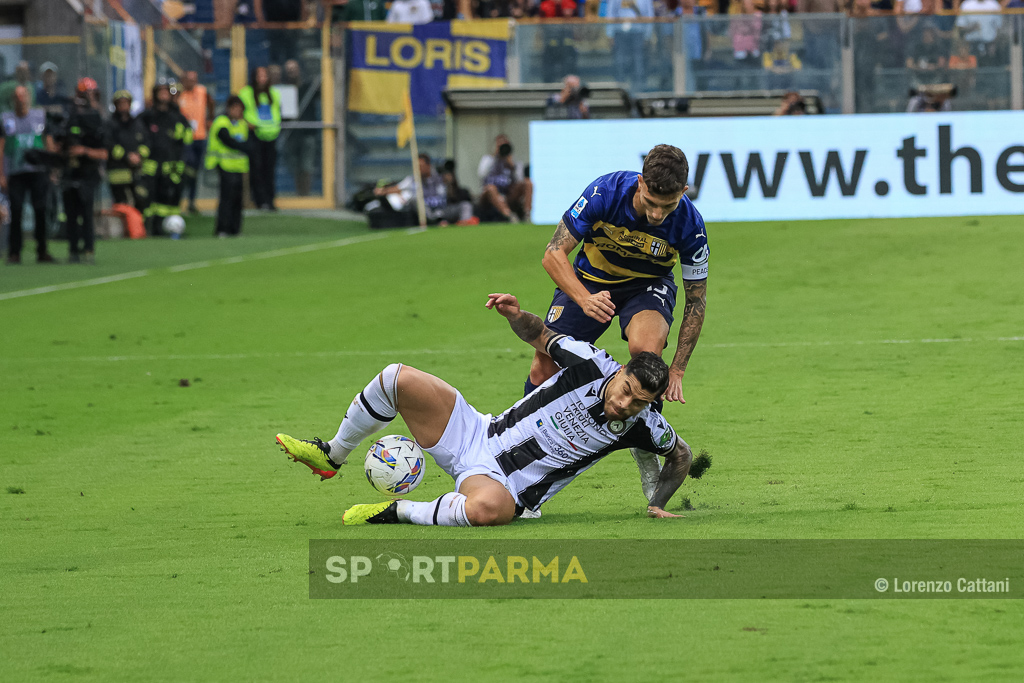 Parma Udinese 4a giornata Serie A 2024 2025 contrasto tra Enrico Delprato e Martin Payero