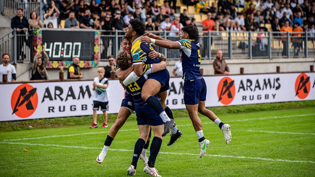 abbraccio giocatori Zebre Parma stagione 2024 2025