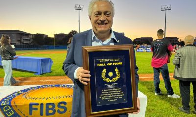 il presidente del Gruppo Oltretorrente Andrea Paini con il quadro della hall of fame del baseball italiano