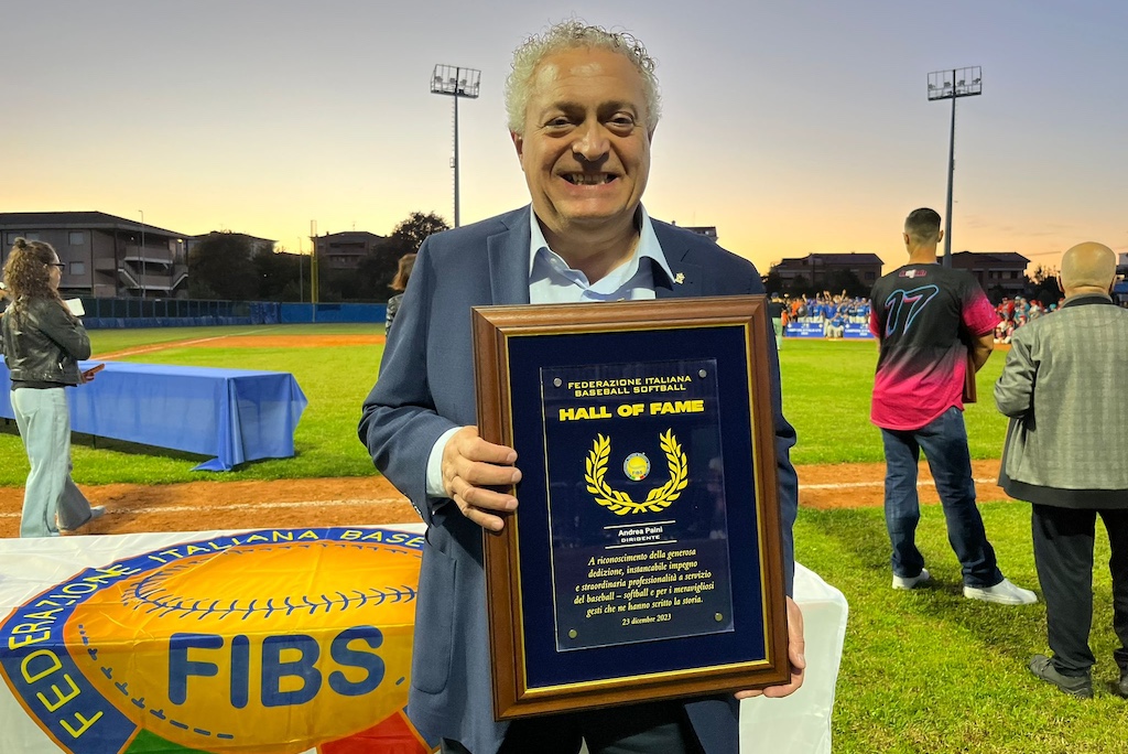 il presidente del Gruppo Oltretorrente Andrea Paini con il quadro della hall of fame del baseball italiano