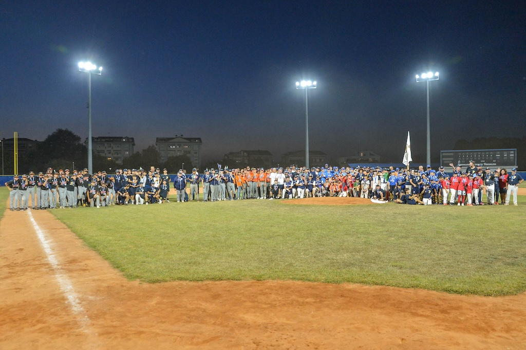 la foto di gruppo scattata al termine delle Finali Giovanili Baseball 2023 a Parma PhotoBass