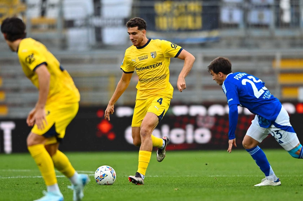 Como Parma 1 1 8a giornata Serie A 2024 2025 Botond Balogh in azione palla al piede