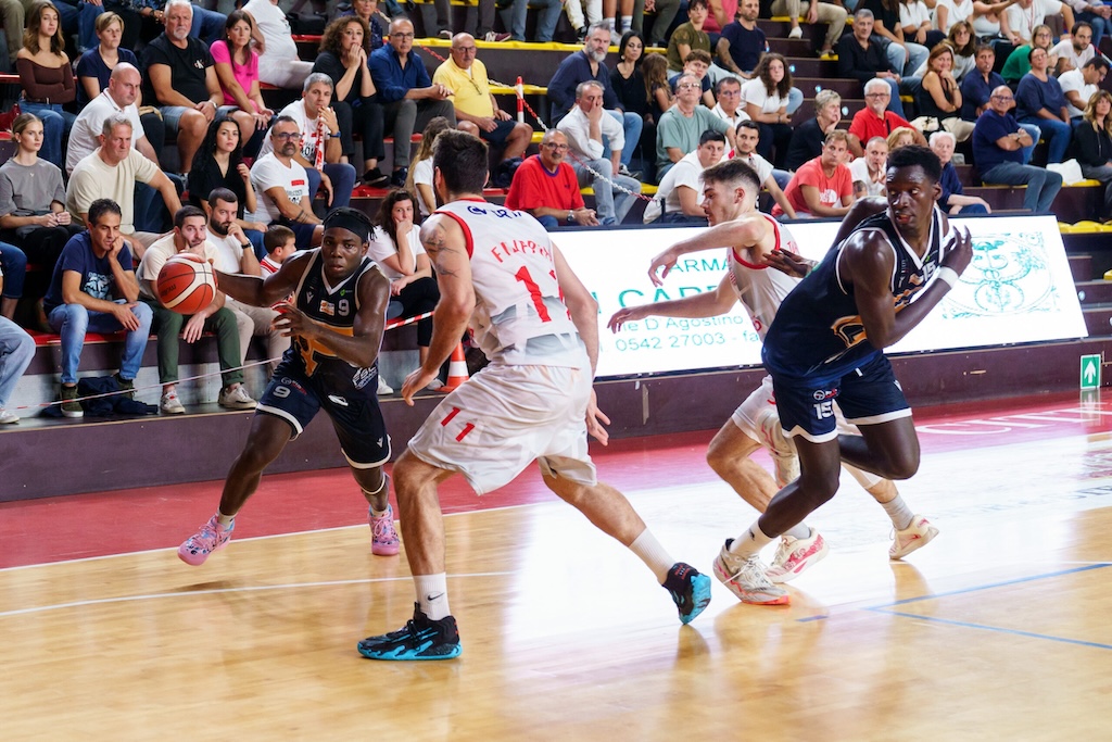 Guimdo Levi Valdo in Andrea Costa Imola Foppiani Fulgor Fidenza 1a giornata Serie B nazionale basket