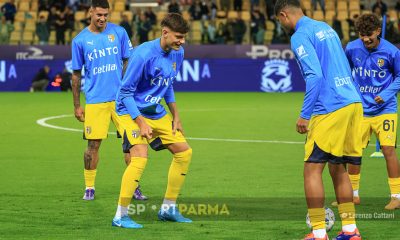 Parma Cagliari 2 3 6a giornata Serie A 2024 2025 Giovanni Leoni nel torello con Valenti Haj Mohamed e Sohm