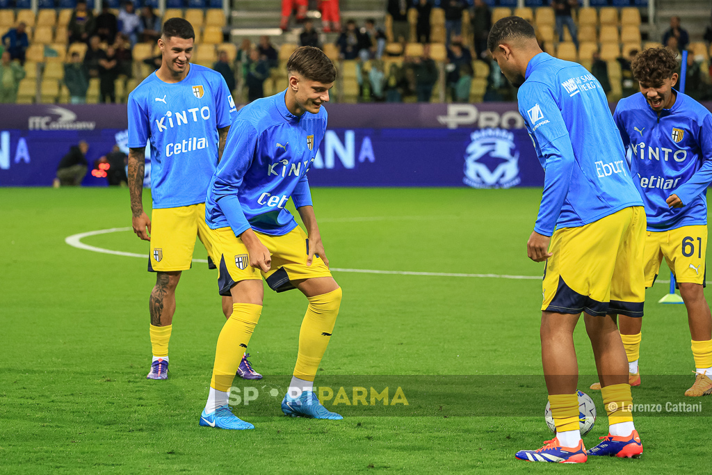 Parma Cagliari 2 3 6a giornata Serie A 2024 2025 Giovanni Leoni nel torello con Valenti Haj Mohamed e Sohm