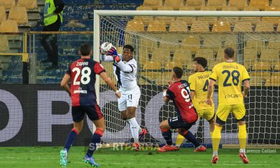 Parma Cagliari 2 3 6a giornata Serie A 2024 2025 Zion Suzuki con la palla in mano