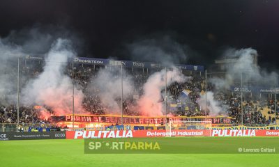 Parma Cagliari 2 3 6a giornata Serie A 2024 2025 coreografia in Curva Nord con fumogeni e striscioni