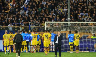 Parma Cagliari 2 3 6a giornata Serie A 2024 2025 i gialloblu sotto la Curva Nord a fine partita