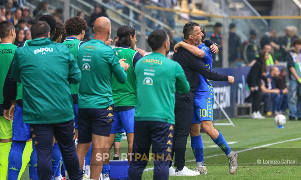 Parma Empoli 1 1 9a giornata Serie A 2024 2025 Fazzini e DAversa si abbracciano davanti alla panchina azzurra in festa per il gol