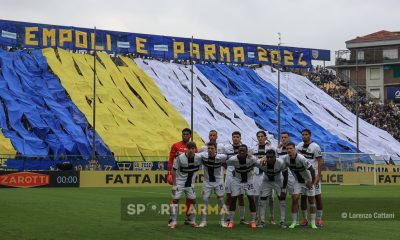 Parma Empoli 1 1 9a giornata Serie A 2024 2025 undici crociato con la coreografia della Curva Nord alle spalle