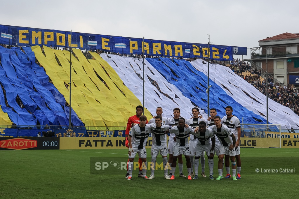 Parma Empoli 1 1 9a giornata Serie A 2024 2025 undici crociato con la coreografia della Curva Nord alle spalle