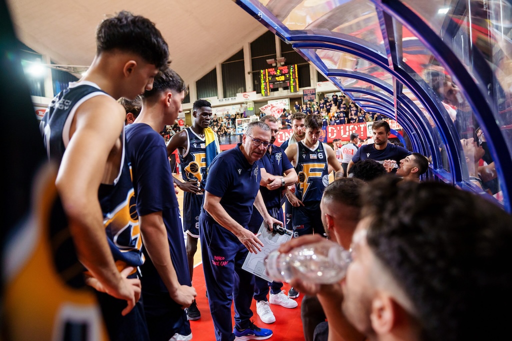 coach Bizozzi nel time break in Andrea Costa Imola Foppiani Fulgor Fidenza 1a giornata Serie B nazionale basket